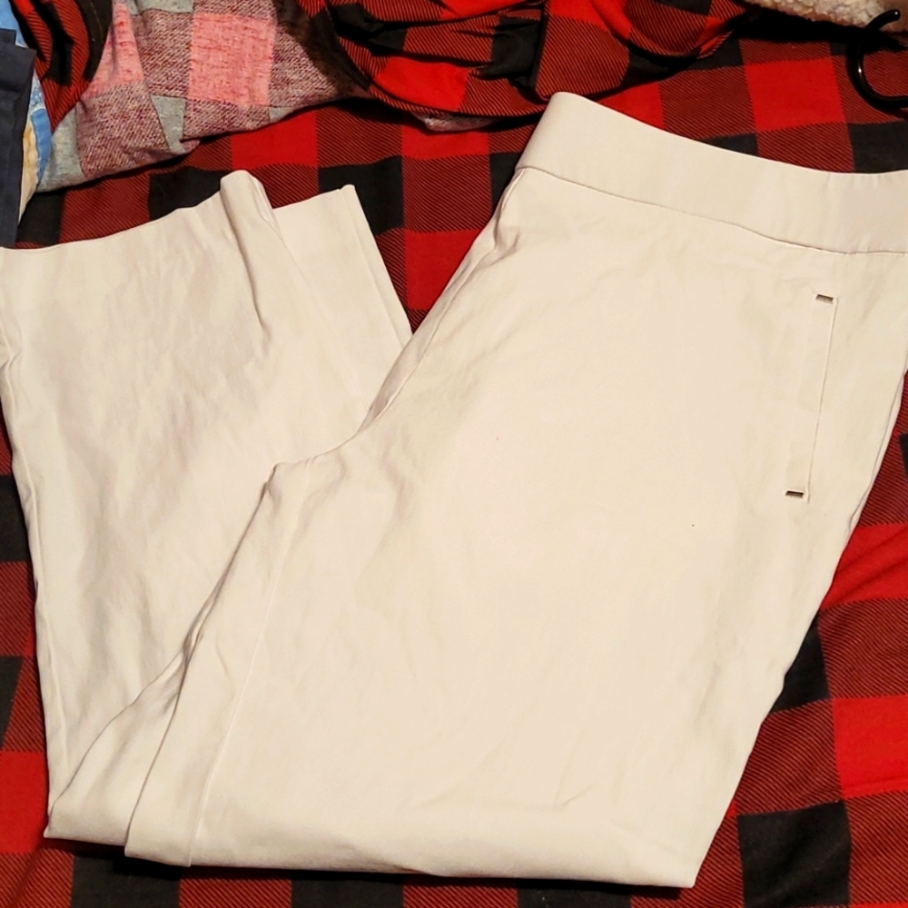 White stretchy Capri pants